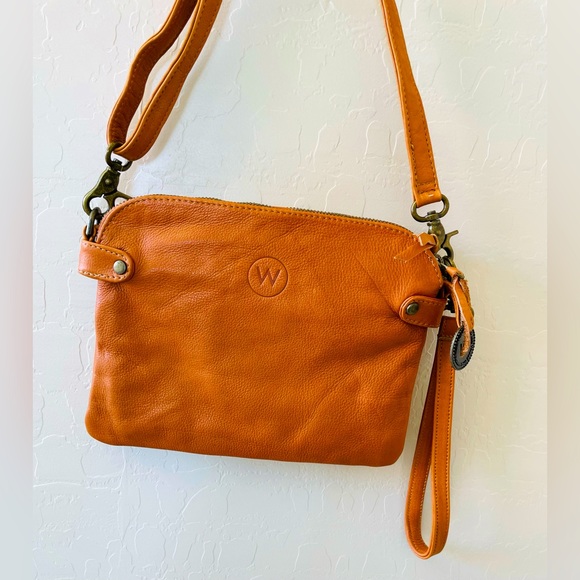 Wanderers Leather Crossbody Wristlet Clutch Tan Brass Hardware Great Pockets EUC - Picture 5 of 15